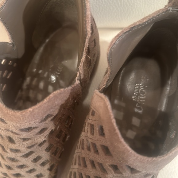 Crown Vintage 8.5 EUC Taupe Suede Booties Cut Out Closed Toe Chunky Heel - Picture 3 of 9